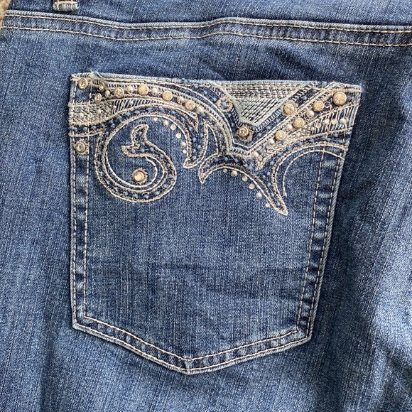 White House black market crop jeans white rhinestone pockets. Size 8 - Picture 4 of 7